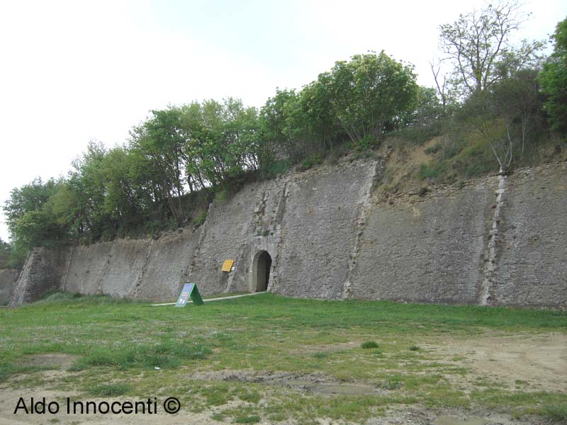 MURA E PORTA D'ACCESSO AL CASSERO DELLA FORTEZZA IMPERIALE DI POGGIBONSI